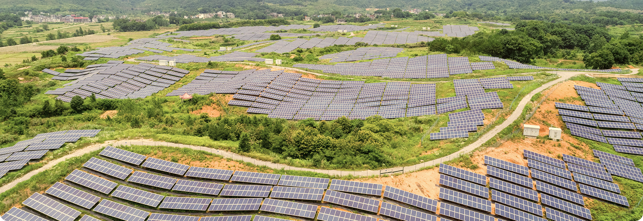 Parque solar en América Latina con paneles fotovoltaicos